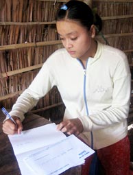 Trao tiền từ thiện