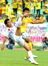 Sân Chi Lăng, sân Long An: Hai sân đều "nóng"