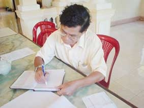 Trao tiền từ thiện