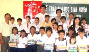 Trao tặng dụng cụ học tập cho 300 học sinh nghèo hiếu học 2 huyện Cờ Đỏ, Thới Lai