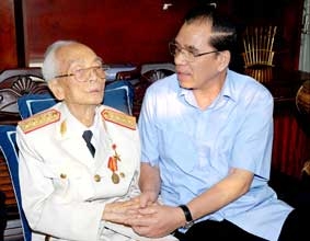 Tổng Bí thư Nông Đức Mạnh chúc sức khoẻ Đại tướng Võ Nguyên Giáp