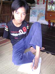 Nghị lực của cậu bé không tay