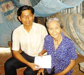 Trao tiền từ thiện