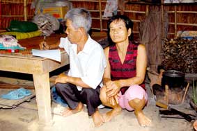 Trao tiền từ thiện