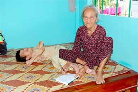 Trao tiền từ thiện