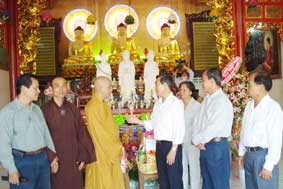 Lãnh đạo thành phố đến thăm, chúc mừng các vị chức sắc, tăng ni, đồng bào Phật tử nhân Đại lễ Phật đản năm 2009  Phật lịch 2553