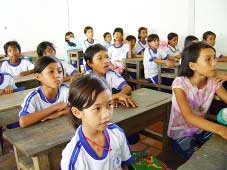 Con đi học, cha mẹ được hỗ trợ vốn