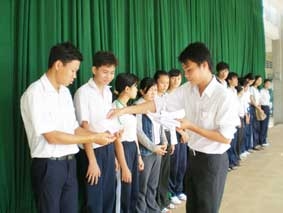 Trao tiền từ thiện