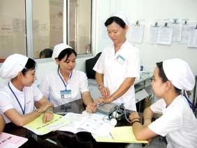Hết lòng chăm sóc bệnh nhân