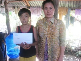 Trao tiền từ thiện