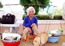 Nặng bước mưu sinh