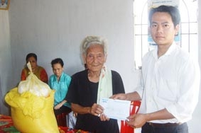 Trao tiền từ thiện