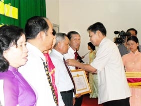 Nêu cao tinh thần trách nhiệm phục vụ nhân dân