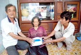 Trao tiền từ thiện