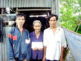 Trao tiền từ thiện