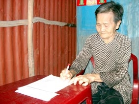 Trao tiền từ thiện