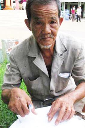 Trao tiền từ thiện