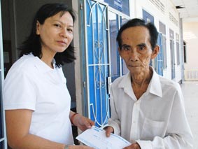 Trao tiền từ thiện