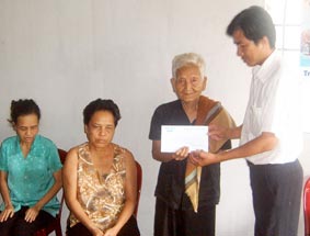 Trao tiền từ thiện