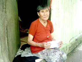 Trao tiền từ thiện