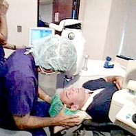Ghép kính áp tròng vào mắt