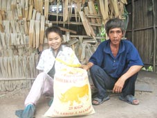 Trao tiền từ thiện