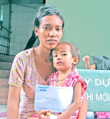 Trao tiền từ thiện