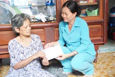 Trao tiền từ thiện