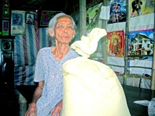 Trao tiền từ thiện