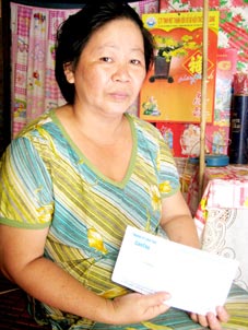 Trao tiền từ thiện