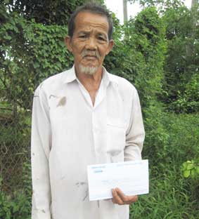 Trao tiền từ thiện