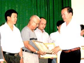 Tôn vinh 107 người hiến máu 10 lần trở lên