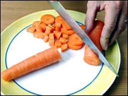 Nên để cà rốt nguyên củ khi nấu