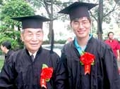 Ông cháu cùng tốt nghiệp