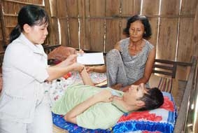 Trao tiền từ thiện