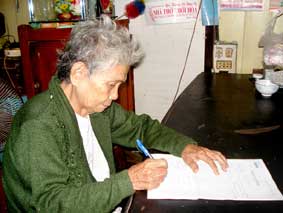 Trao tiền từ thiện