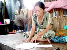 Trao tiền từ thiện