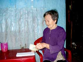 Trao tiền từ thiện