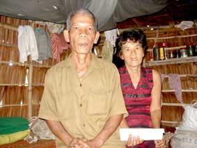 Trao tiền từ thiện