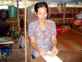 Trao tiền từ thiện