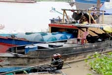 Bắt quả tang 3 đối tượng vận chuyển 10.200 lít dầu do nhập lậu