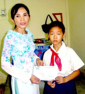 Trao tiền từ thiện