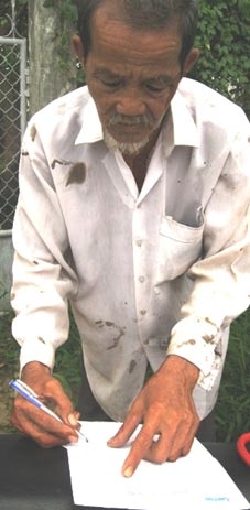 Trao tiền từ thiện