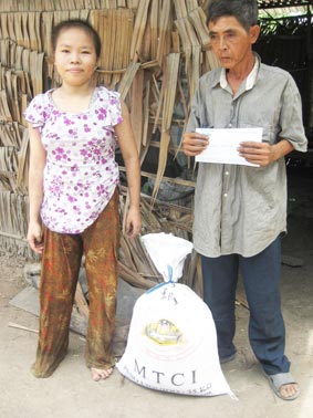 Trao tiền từ thiện