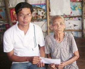 Trao tiền từ thiện