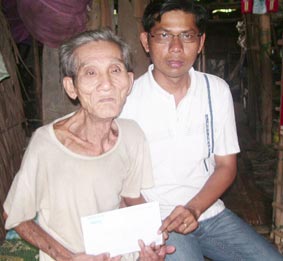 Trao tiền từ thiện