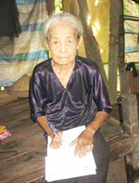 Trao tiền từ thiện