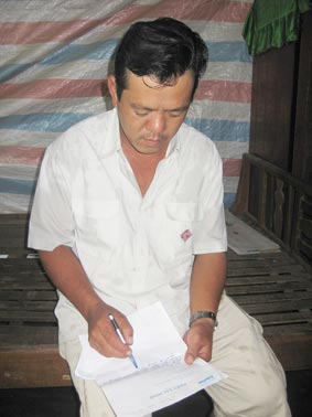 Trao tiền từ thiện