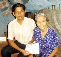 Trao tiền từ thiện