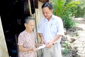 Trao tiền từ thiện